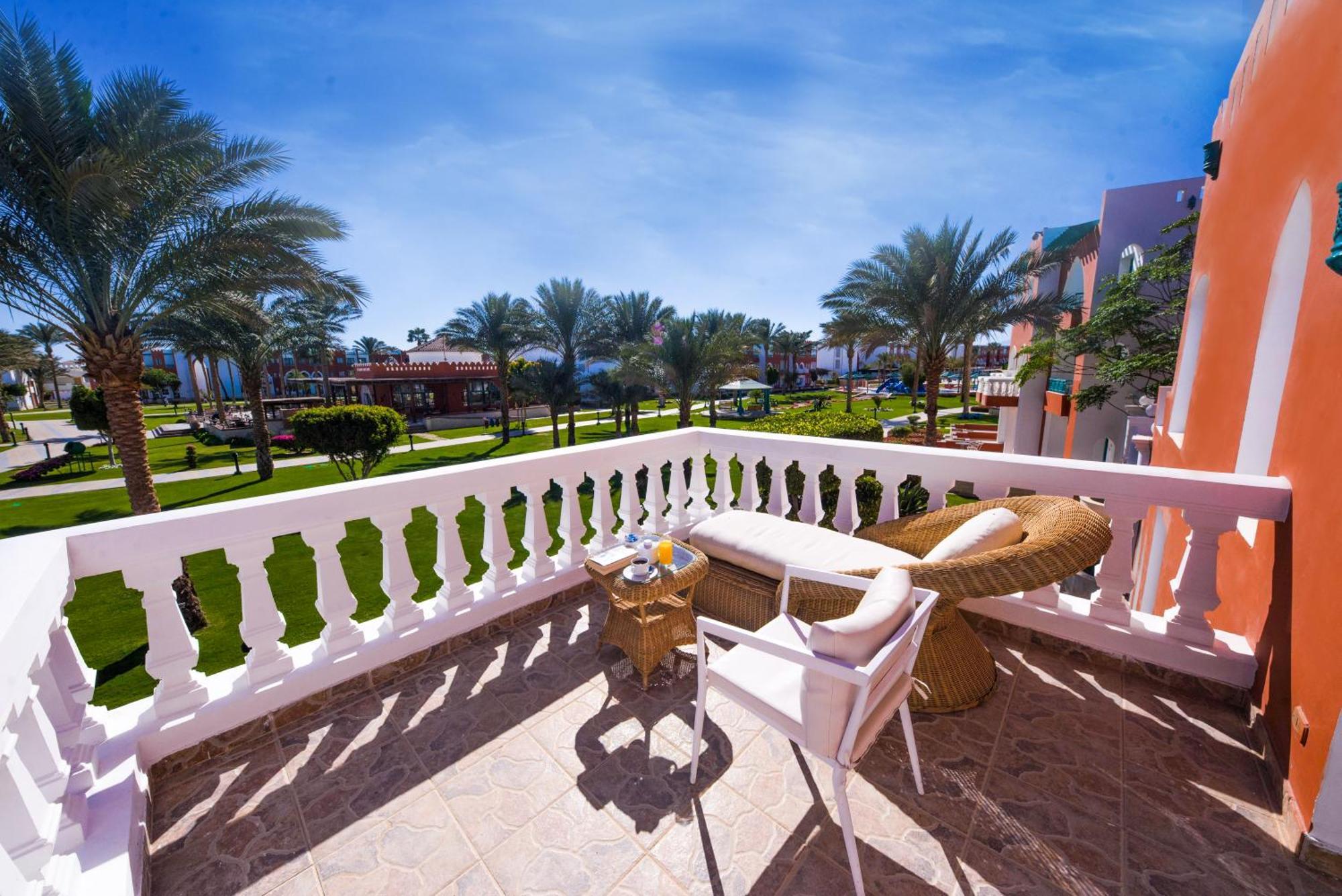 Sunrise Garden Beach Resort Hurghada Room photo A balcony
