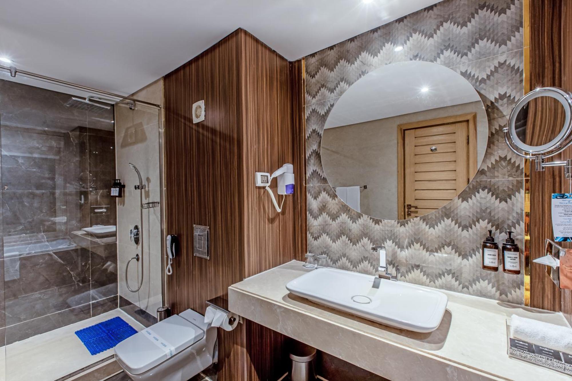 Sunrise Garden Beach Resort Hurghada Room photo A modern bathroom