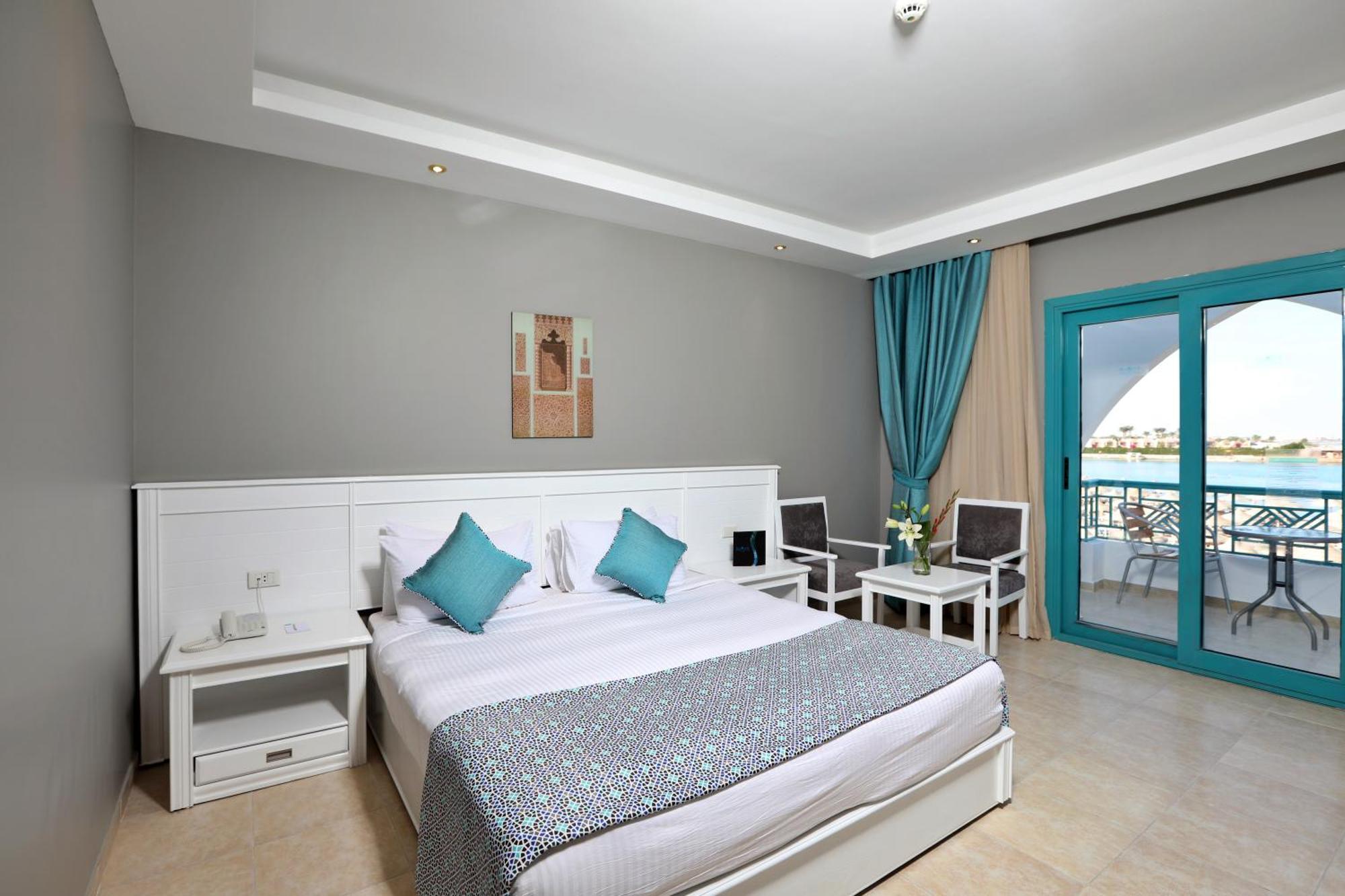 Sunrise Garden Beach Resort Hurghada Exterior photo A room at the hotel